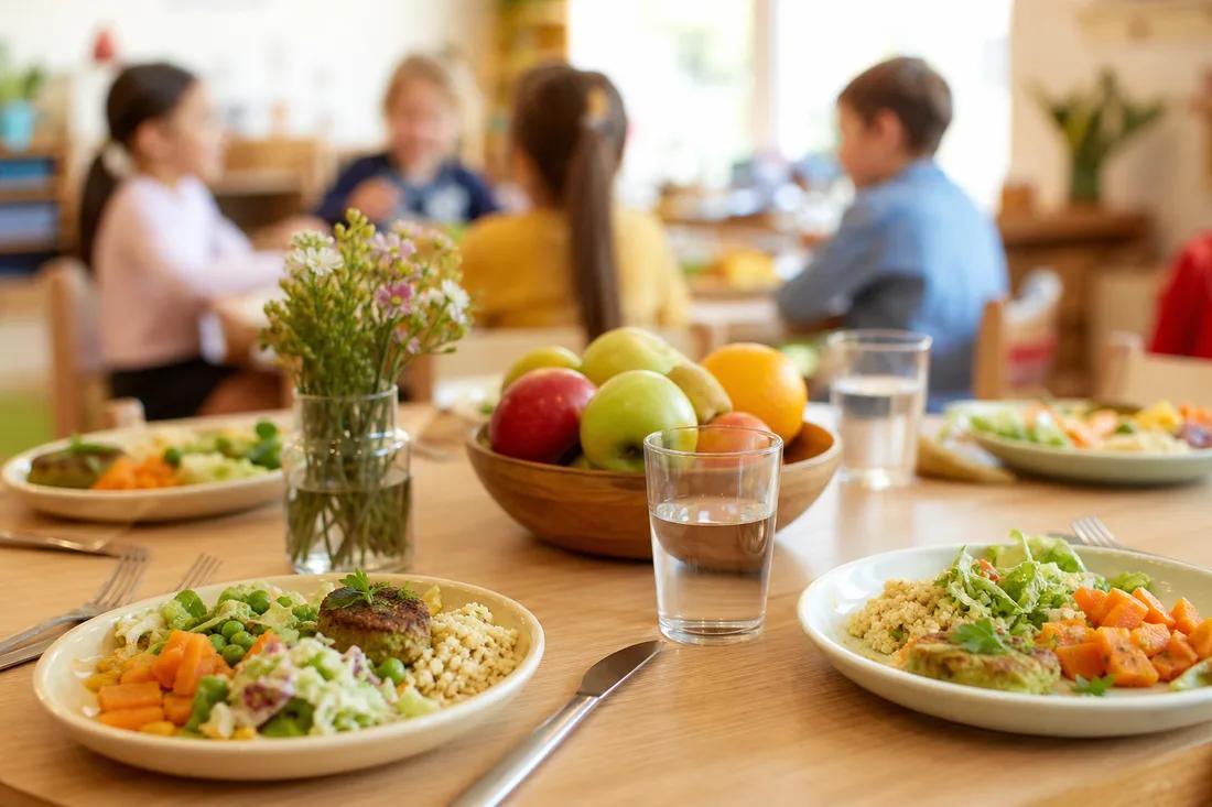 KI-generiertes Motiv: Verpflegung im Hort